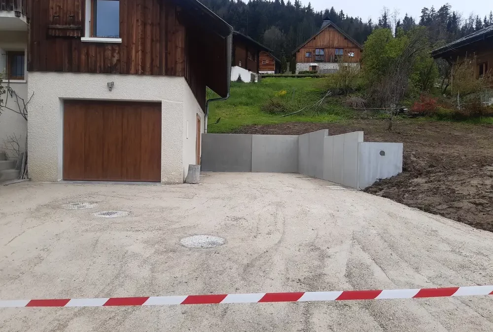 Aménagement cours et mur de soutènement